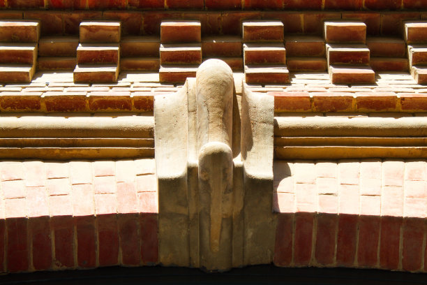 穆尔西亚市区内一所公立学校的新mudejar门面，用西班牙语写着“Grupo Escolar Baquero”图片下载