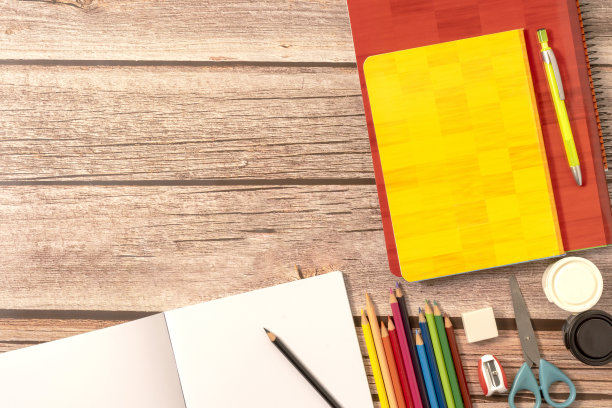 木制背景的学校和办公用品。回到学校概念。空间的文本图片下载