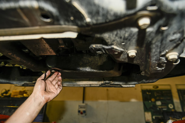 汽车发动机的机油更换图片下载