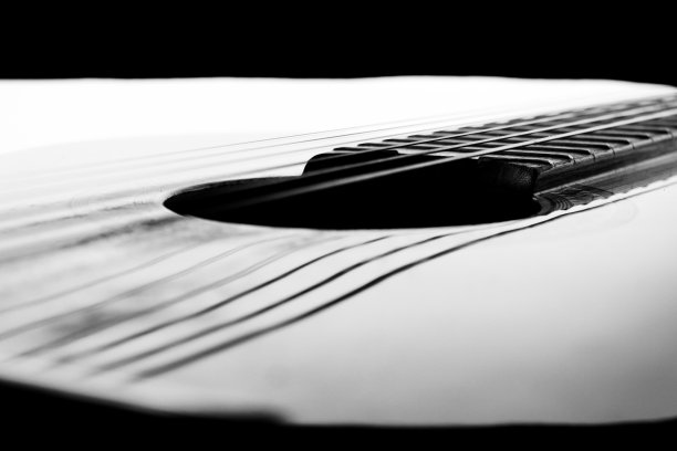 古典吉他弦和烦恼在白色和黑色背景图片下载