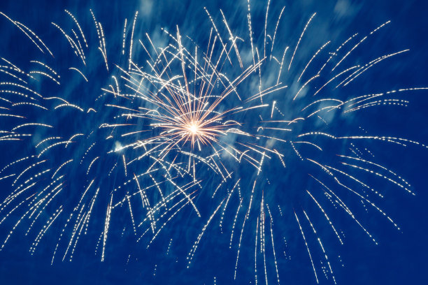 夜空中五彩缤纷的烟花。节日的烟火秀。的背景图片。图片下载