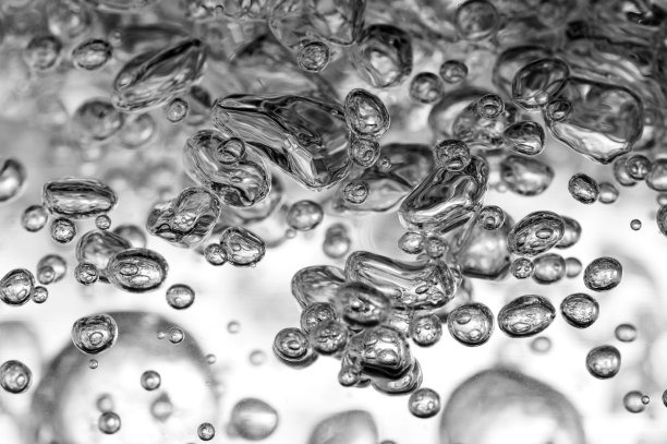 水中透明气泡的特写。图片下载