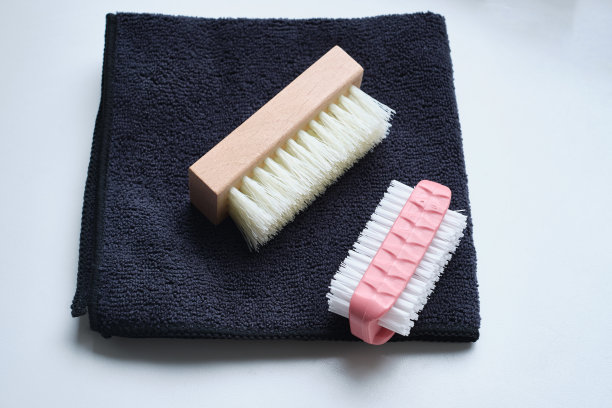鞋刷和清洁布在一个轻背景特写图片下载