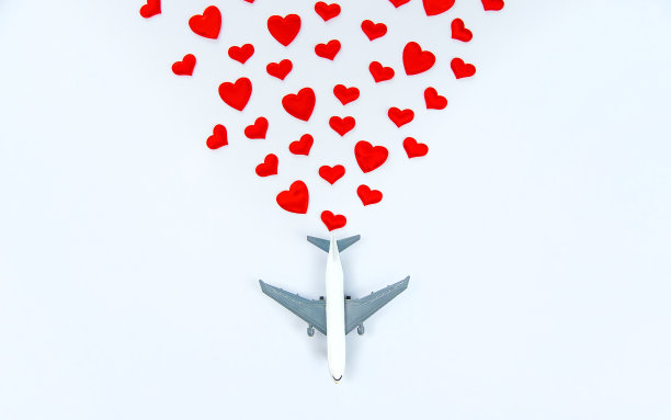 背景与心脏和飞机隔离。情人节。有选择性的重点。图片下载