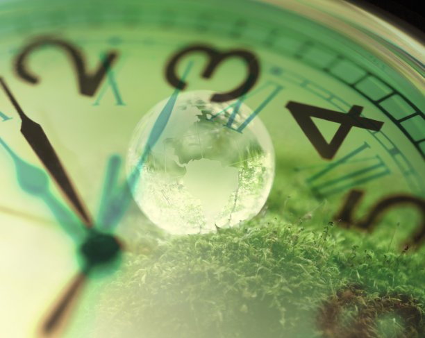 全球和怀表的数字合成图像图片下载