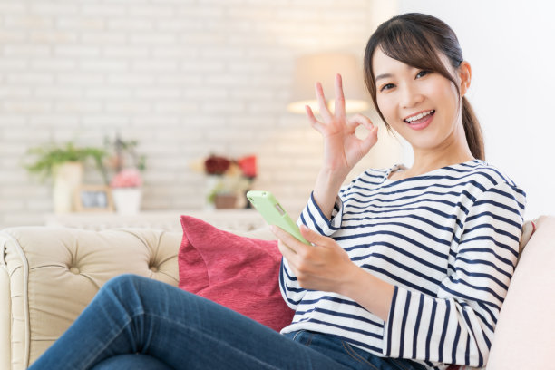 使用智能手机的迷人亚洲女性图片下载