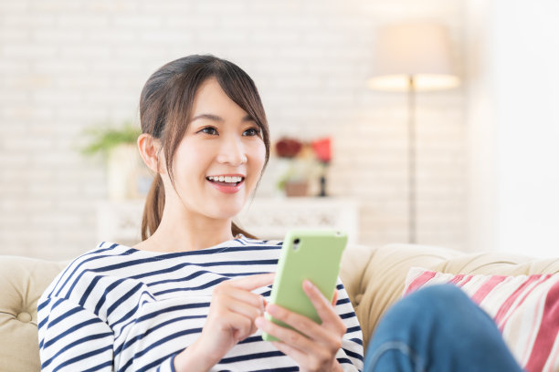 使用智能手机的迷人亚洲女性图片下载