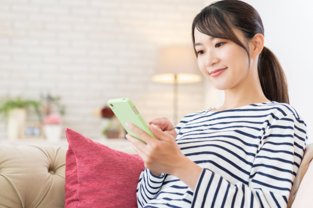 使用智能手机的迷人亚洲女性图片下载