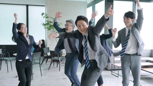 一群亚洲商人在办公室里跳舞图片下载