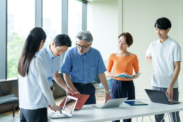 一群亚洲商人在办公室开会图片下载