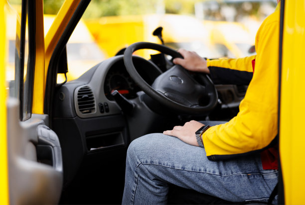 一个穿制服的员工。快递员因开货车而被通缉图片下载