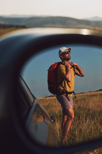 男人在大自然中露营和徒步旅行，在户外拆行李，娱乐和爱好。图片下载