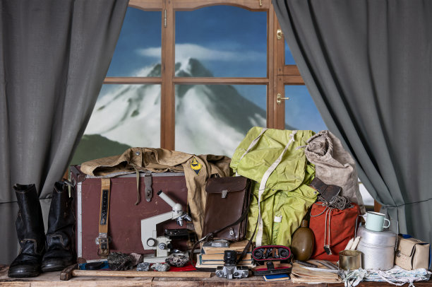 野外地质工作的老式设备图片下载