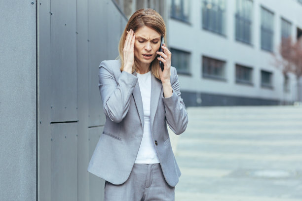 中年女商人，病人头痛严重，女商人正在打电话图片下载