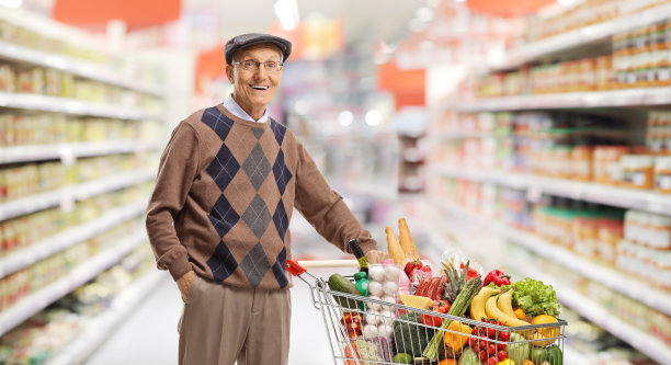 一位老先生在超市里推着装满食物的购物车图片下载
