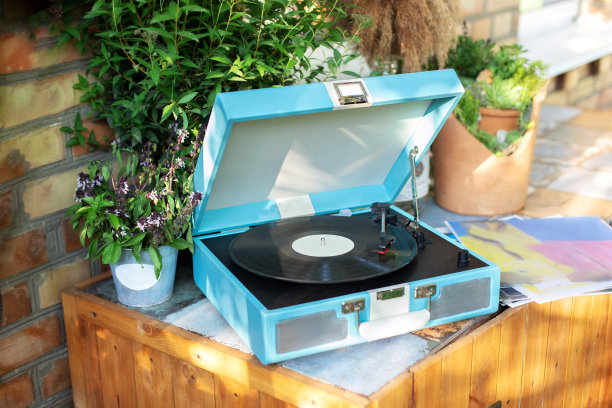 家里的黑胶蓝色唱机。时髦色彩的现代留声机唱片概念。有型的唱片播放器，黑胶唱片放在房间的桌子上。室内有电唱机图片下载