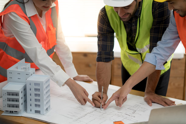 工程师负责建筑工程的图纸绘制。图纸是为库存照片，而不是版权图片下载