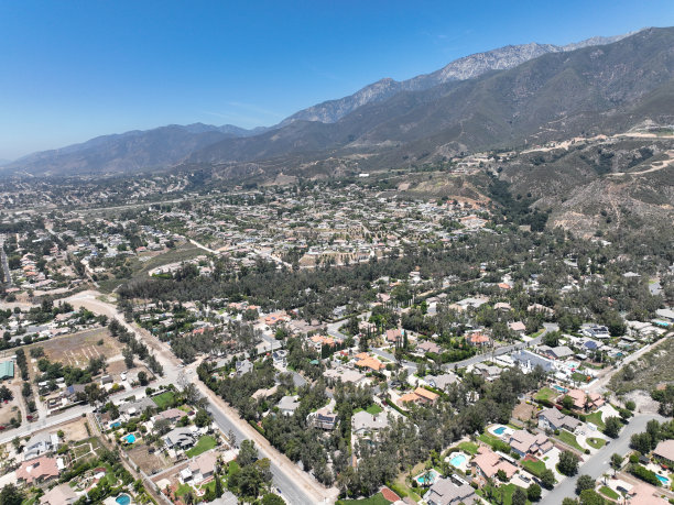 鸟瞰富有的阿尔塔洛马社区和山脉。图片下载