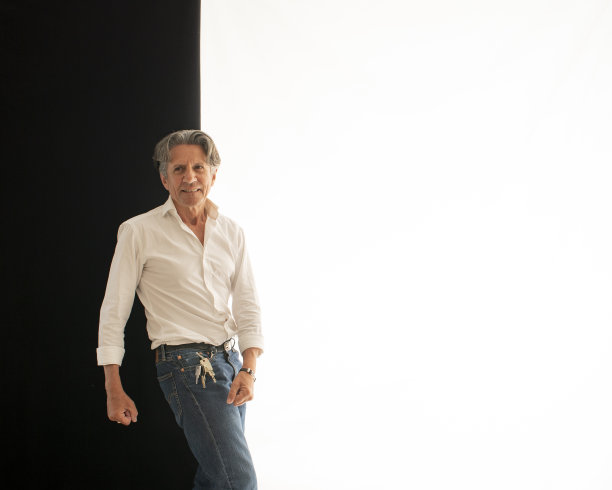 一个60岁的男人的肖像与一串钥匙在他的腰带上的黑白背景图片下载