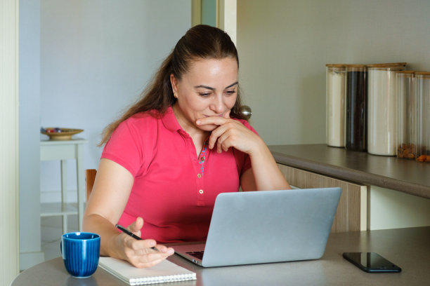 年轻女子在家用笔记本电脑进行视频通话图片下载