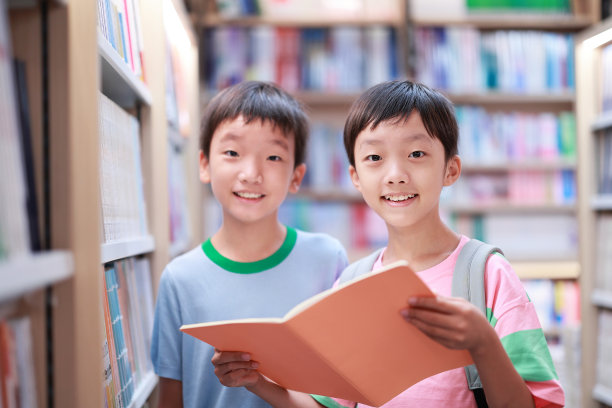 男孩正在读书图片下载