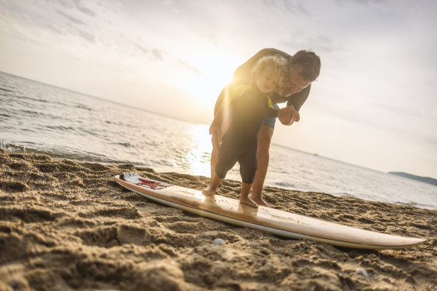 我爸爸教的冲浪课图片下载