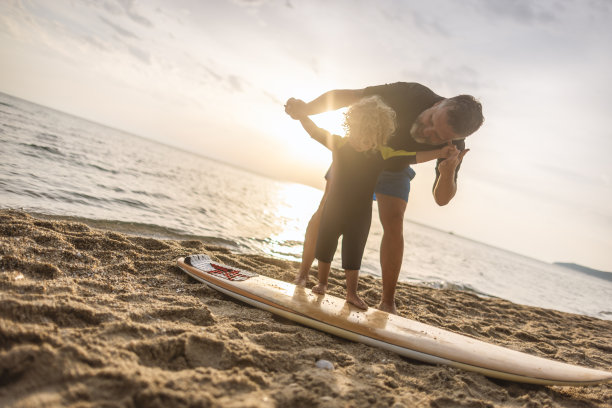 我爸爸教的冲浪课图片下载