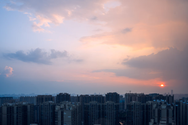 雨后黄昏的现代城市图片下载