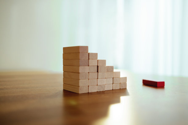 木制积木堆叠作为台阶在办公室办公桌图片下载