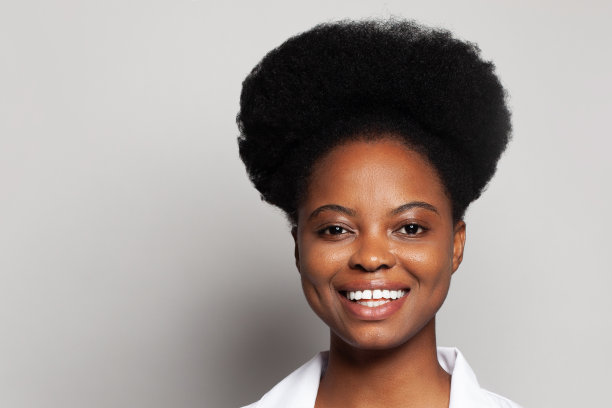 积极的年轻女子与可爱友好的微笑看着相机在白色背景图片下载