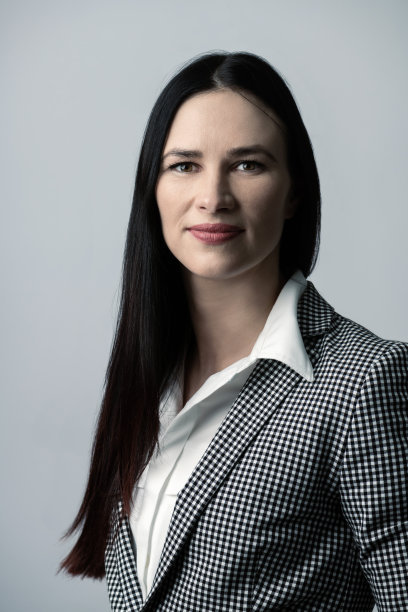 商业女性与黑白西装工作室肖像图片下载