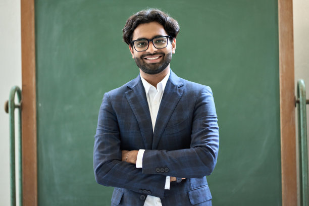 办公室里笑容满面的印度男商人肖像图片下载