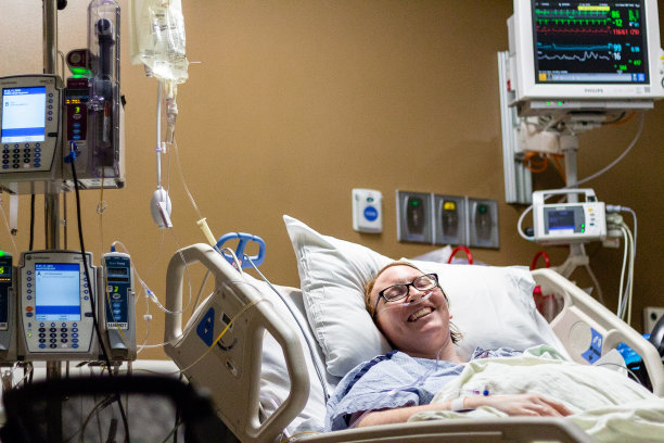 微笑的病人躺在病床上图片下载