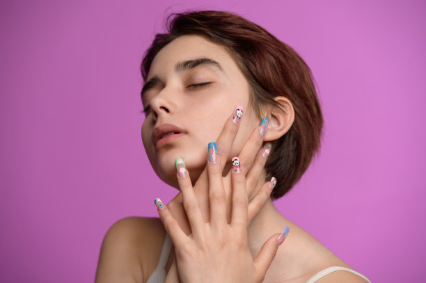 温柔的漂亮女孩，短发和夸张的美甲艺术图片下载