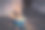 一个在纽约户外用笔记本电脑工作的年轻人图片下载