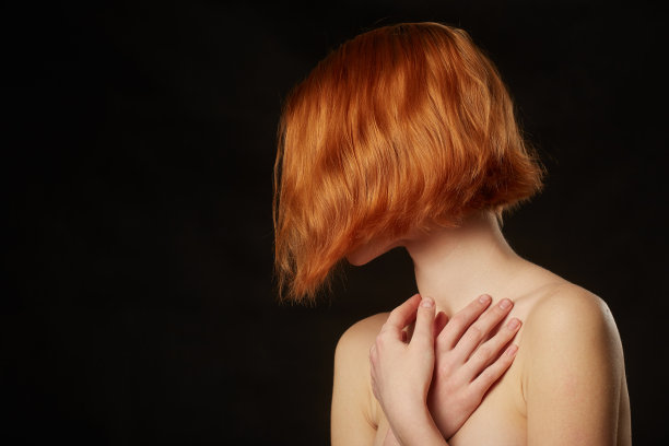 女人在黑暗图片下载