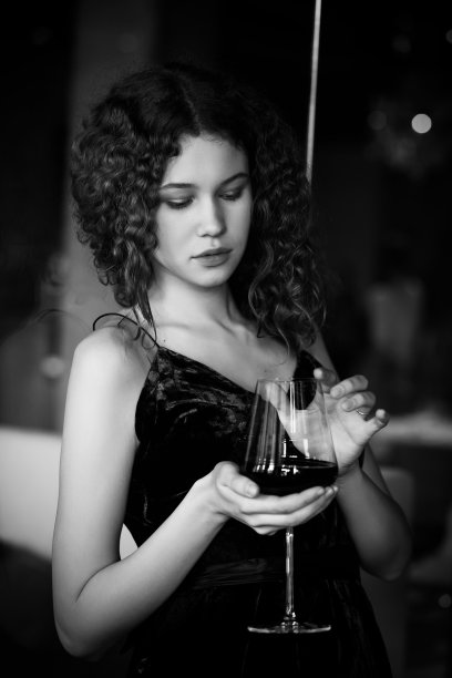 女孩用酒图片下载