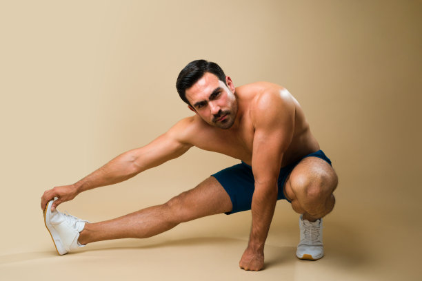 健身年轻人在有氧运动前热身图片下载