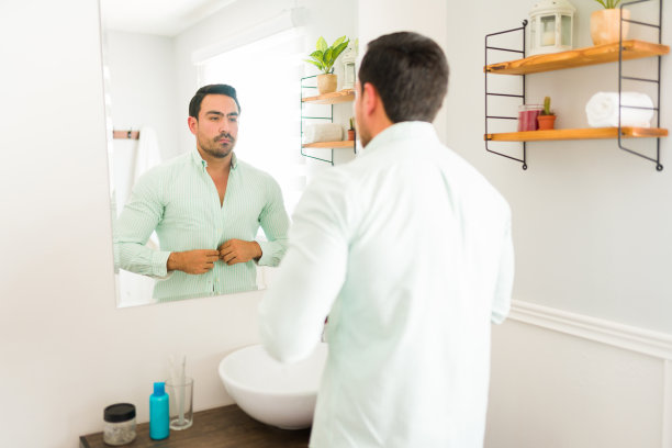 专业人士洗完澡后穿上干净的衬衫图片下载