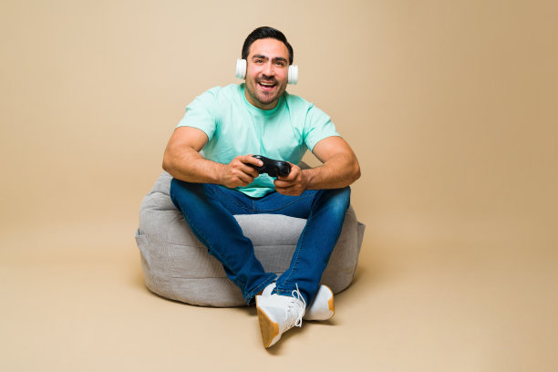 欢快的拉丁男人玩游戏，放松地玩电子游戏图片下载