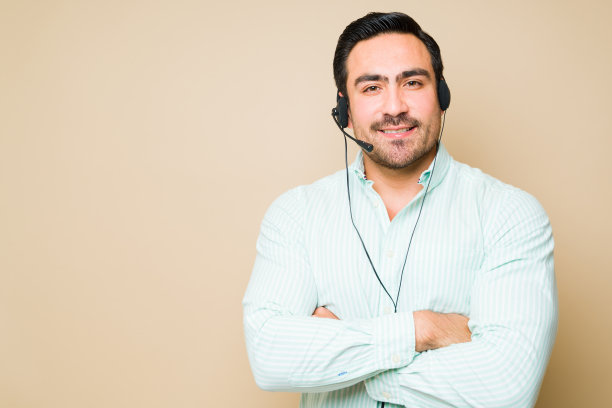 作为一名客户服务代理人，快乐的年轻人图片下载