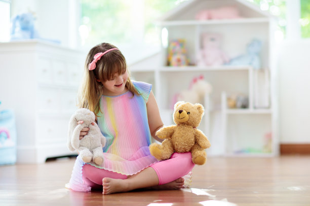 小女孩在玩玩具房子。孩子的玩具图片下载