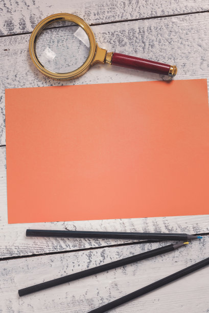 多种组合收集办公室文具钢笔照片铅笔记事本笔记本尺订书机剪刀剪刀回形针夹夹夹板放在桌子上图片下载