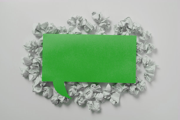 笔记本上的重要信息在地板上与纸包裹，放大镜和铅笔周围。记事本与新想法粉碎笔记，放大镜和蜡笔到处。图片下载