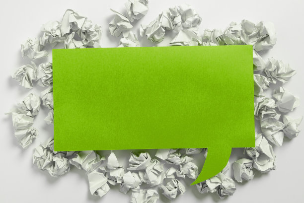 在地板上写着重要信息的圆形演讲泡泡。地面对话气球内有重要通告。最近在文本圈提出的想法图片下载