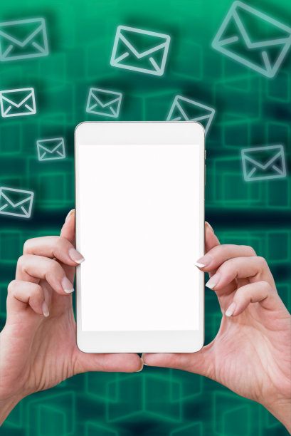 依靠书本和笔记本电脑在手机上展示的重要信息。关键信息显示在手机屏幕上的桌面键盘。平板电脑上展示的新想法图片下载