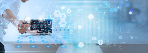 医疗保健和医疗。医生用笔记本电脑对病人进行医疗和诊断，显示蓝十字。数字医疗与全球网络连接和数据研究概念。图片下载