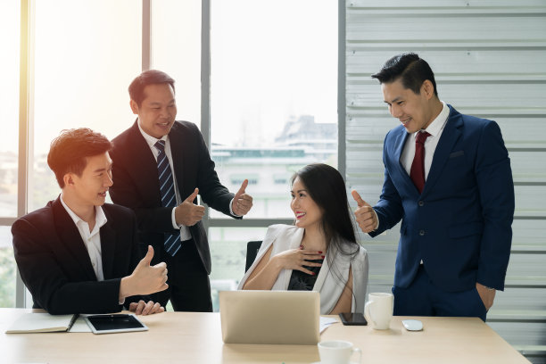 喜欢亚洲商务人士一起在办公室工作。团队合作理念，创业团队合作理念图片下载