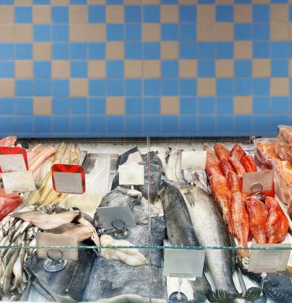 超市里的鲜鱼海鲜。在超市挑选乳制品。图片下载