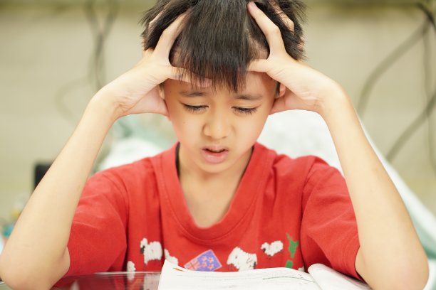 图片:孩子在解决数学问题时变得困惑和沮丧。肖像,特写。图片下载